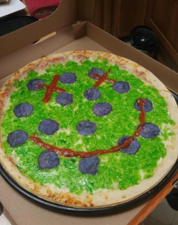 messedupfoods's tweet photo. BATMAN PIZZA https://t.co/vuOAL6uRNA
