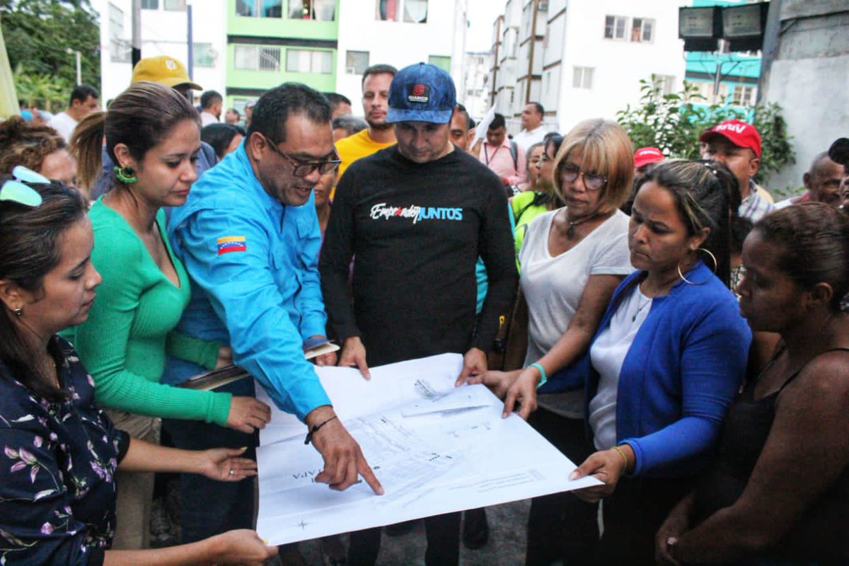 josemvasquez's tweet photo. Seguiremos trabajando en unión de un solo gobierno, gracias al apoyo de nuestro Presidente @NicolasMaduro para dar soluciones habitacionales a nuestro pueblo. ¡Vamos pa’lante! https://t.co/1d40yLAfCo