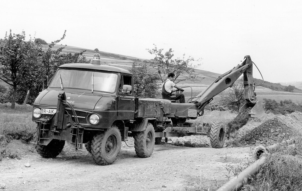 UnimogCommunity's tweet photo. Unimog 411 mit Anhängebagger im Einsatz. 

Unimog 411 with towed excavator in action. Photo Mercedes-Benz

#mercedesbenz #gaggenau #unimog #4x4 #daimler #ucg #unimogfan #unimogmuseum #crane #kran #atlas #hiab #klaus #schaeff #palfinger #demag #bagger #bauwirtschaft #strassenbau https://t.co/I7awFS1oqg