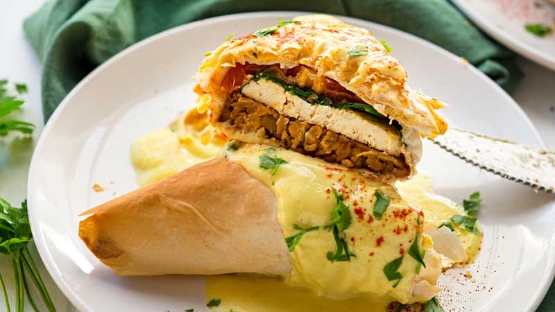 Need a fun brunch recipe? These Tofu Benedict Fillo Pockets are equal parts fancy and delicious! With an easy #vegan Hollandaise sauce. RECIPE: veganyackattack.com/2017/04/15/tof…