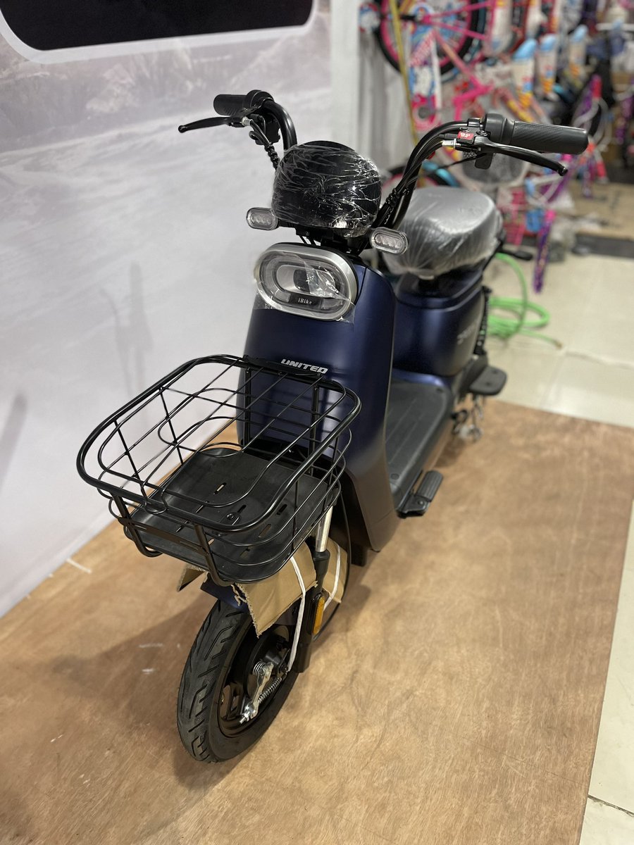 wnicholas97's tweet photo. Cpk banget, knp ngak ada yg ksih tau woiii🥲 setelah pakai spd motor listrik baru deh kerasa kantong aku lebih ringan. Soalnya bbm  skrg uda naik drastis.Skrg pake sepeda motor listrik kantong jadi ringan banget, gak perlu stnk, hemat listrik. Pokoknya lu pada wjb pakaiiiiiiii https://t.co/q3taYYhxDo