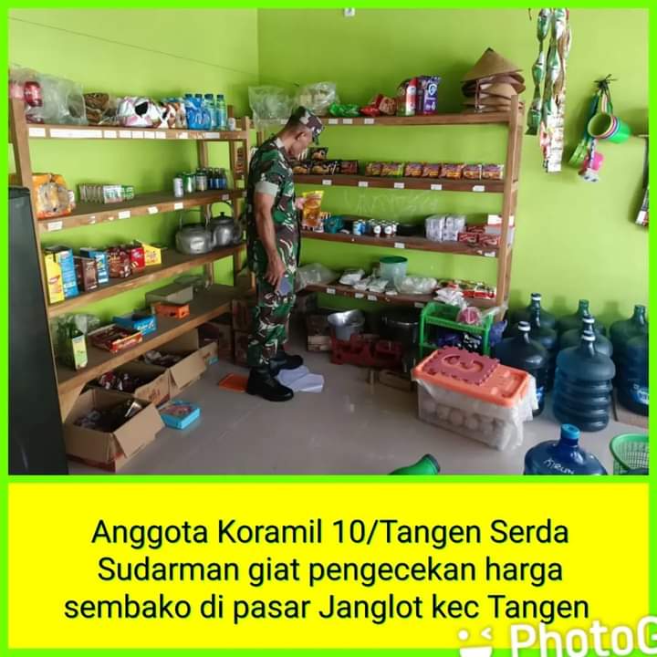 Serda Sudarman anggota Koramil 10/Tangen melaksanakan giat pengcekan harga sembako di pasar Janglot Kec. Tangen.