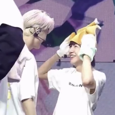 _renjxn's tweet photo. renjun's smile as jeno approaches him 🤣 https://t.co/5z45aiDP6w