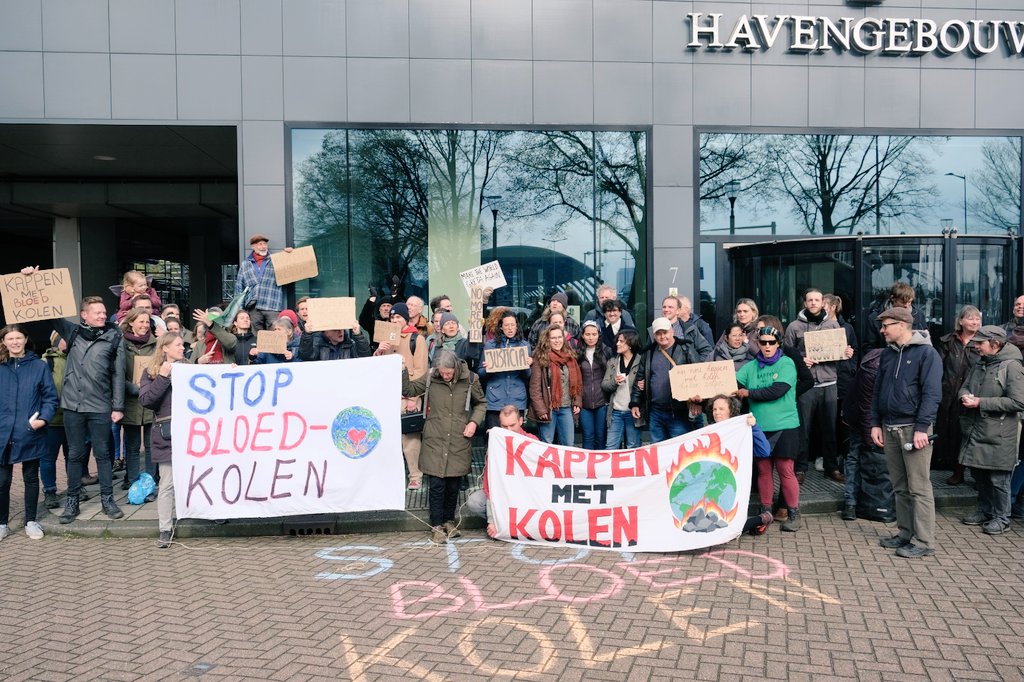 🚨|#PaxInforma #PaxCesar

NO Al CARBÓN DE SANGRE.

El 21/abril las víctimas del carbón ensangentado que se extrae en Cesar (🇨🇴) junto a <a href="/SOMO/">SOMO</a> y <a href="/Kappenmetkolen/">Kappen met Kolen</a> realizaron una protesta y conmemoración en el ferrocarril del Pto. de Ámsterdam (🇱🇺). Empresas deben reparar los daños.