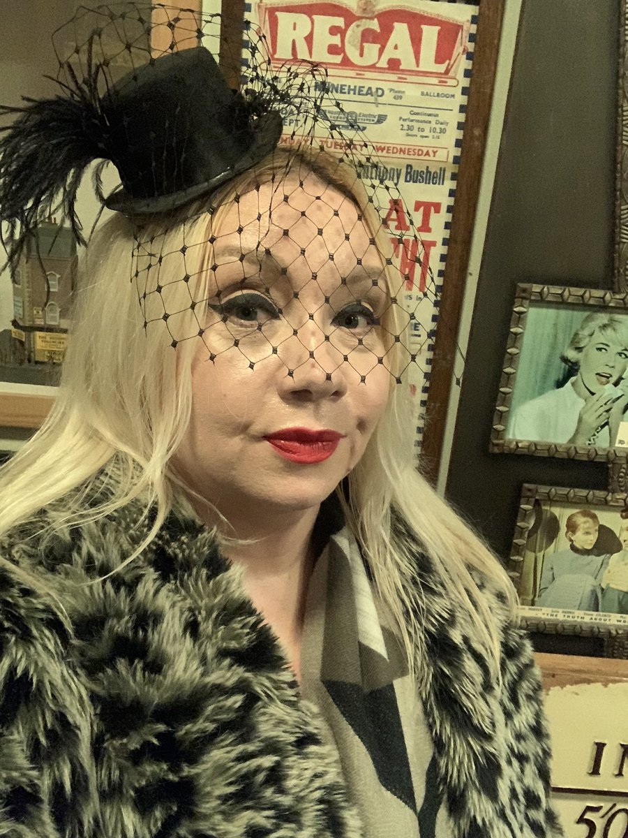 Wunderbar evening of Weimar with <a href="/TheVITOProject/">The VITO Project Queer Film Club</a> <a href="/CinemaMuseum/">The Cinema Museum</a> Many super people &amp; dressed to thrill in era-appropriate get-up! MC Matheus &amp; I strike a pose 🎩 I snapped him at the podium + the becostumed winners onstage. Dream screening of the original VIKTOR UND VIKTORIA (1933)