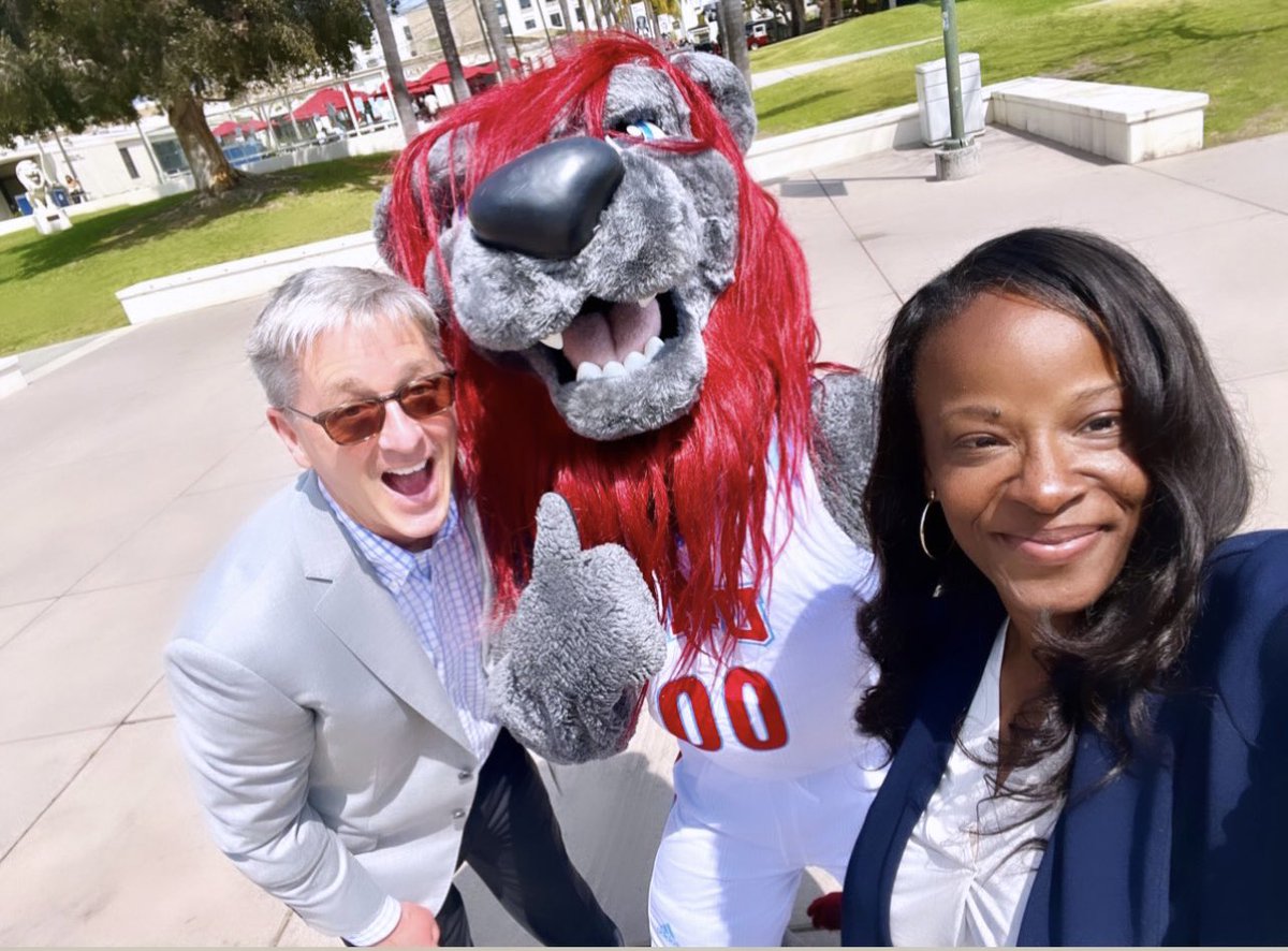 SVP_DrK's tweet photo. It was great to celebrate the end of the semester @LoyolaMarymount with Iggy and President Snyder @LMUSnyder! Giving away goodies to our students on Alumni Mall. #lastweekofclasses #yougotthis #golions https://t.co/qRmpjAeLot
