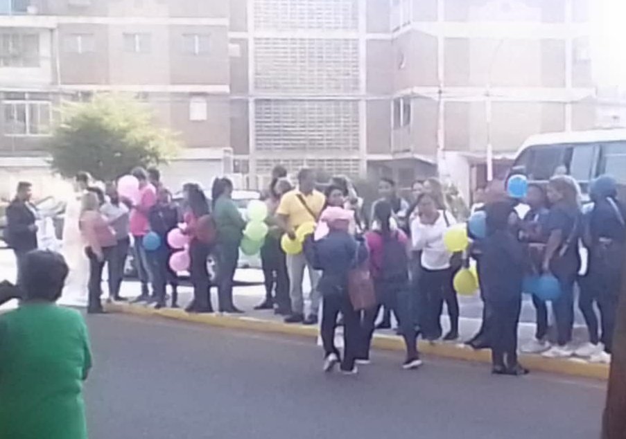 CAPVIEIRAG's tweet photo. #25Abr ||📌Hoy Los Centinelas de @GNB_Pueblo #Maracaibo en Articulacion Social con el @FrentePrevenVP @SUNAD_Zulia realizaron Toma de 🚦 en la Av 40 en Comemoracion al Día Internacional de la Lucha contra el Maltrato Infantil. 🧸
@gdLockibynayade https://t.co/reLMQPAyMg