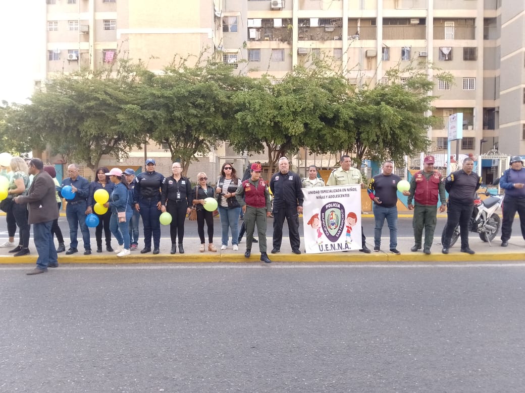 CAPVIEIRAG's tweet photo. #25Abr ||📌Hoy Los Centinelas de @GNB_Pueblo #Maracaibo en Articulacion Social con el @FrentePrevenVP @SUNAD_Zulia realizaron Toma de 🚦 en la Av 40 en Comemoracion al Día Internacional de la Lucha contra el Maltrato Infantil. 🧸
@gdLockibynayade https://t.co/reLMQPAyMg