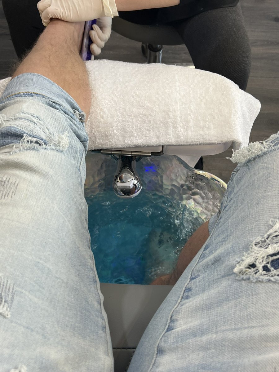 Little mid afternoon pedicure 🦁🐻

Don’t forget to get out of this space and take some time to yourself 🥰❤️

#SelfLove #TLC