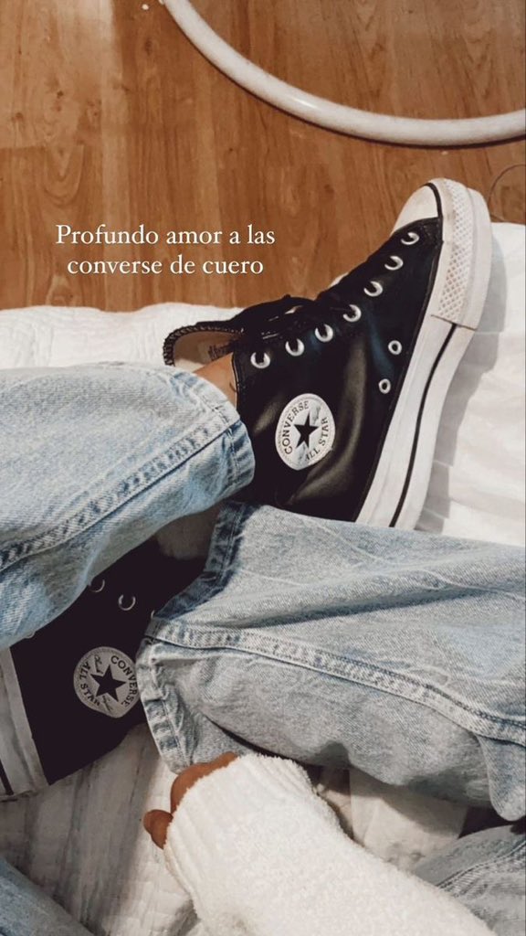 solxrmz's tweet photo. las converse de cuero me están haciendo ojitos https://t.co/hZ8rHbyxAA