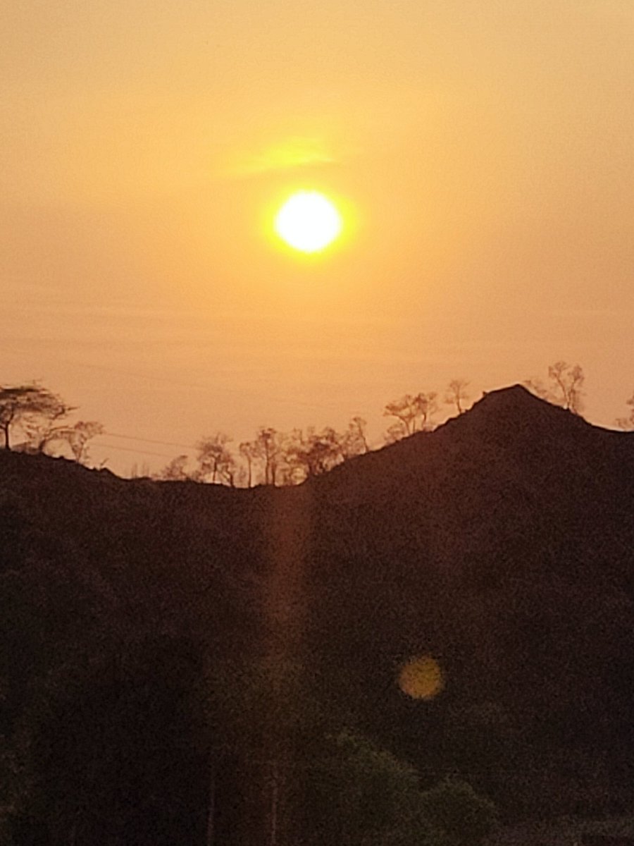 SimranS18767980's tweet photo. *गलत व्यक्तियों का चयन, हमारे जीवन को प्रभावित करे या न करे...! लेकिन, एक सही व्यक्ति की उपेक्षा, हमें जीवन भर पछताने पर मजबूर कर सकती है....!* https://t.co/F0CNnJTS8y