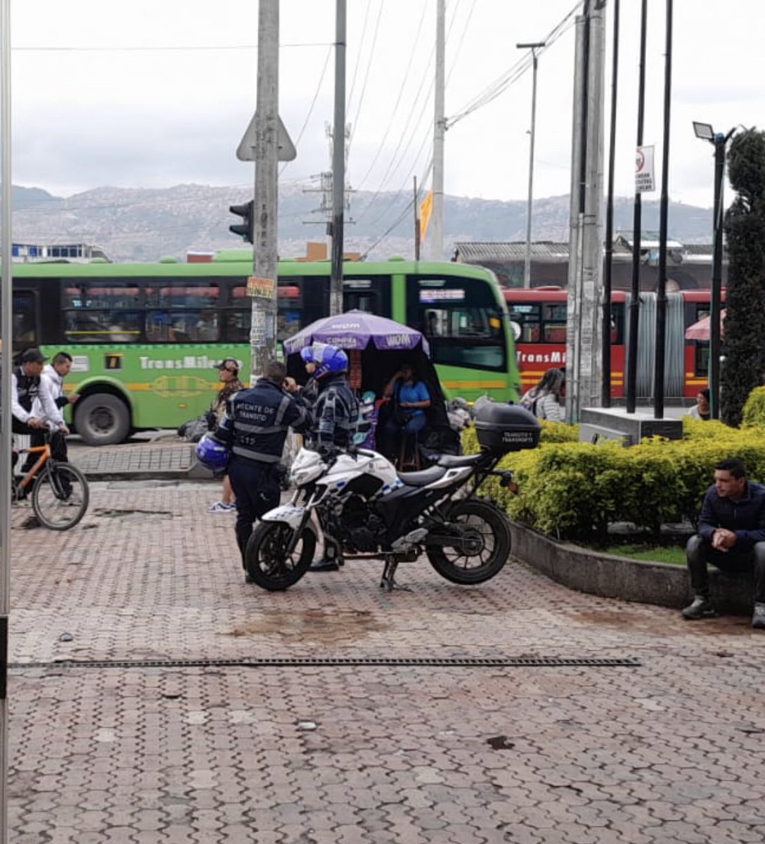 manchomojic's tweet photo. @Bogota @ClaudiaLopez @GobiernoBTA @SectorMovilidad @TransMilenio @TransitoPolicia Que se podría hacer para los funcionarios del distrito no estacionen en el andén que es un espacio que pertenece a los peatones https://t.co/q3FfbvlNlc