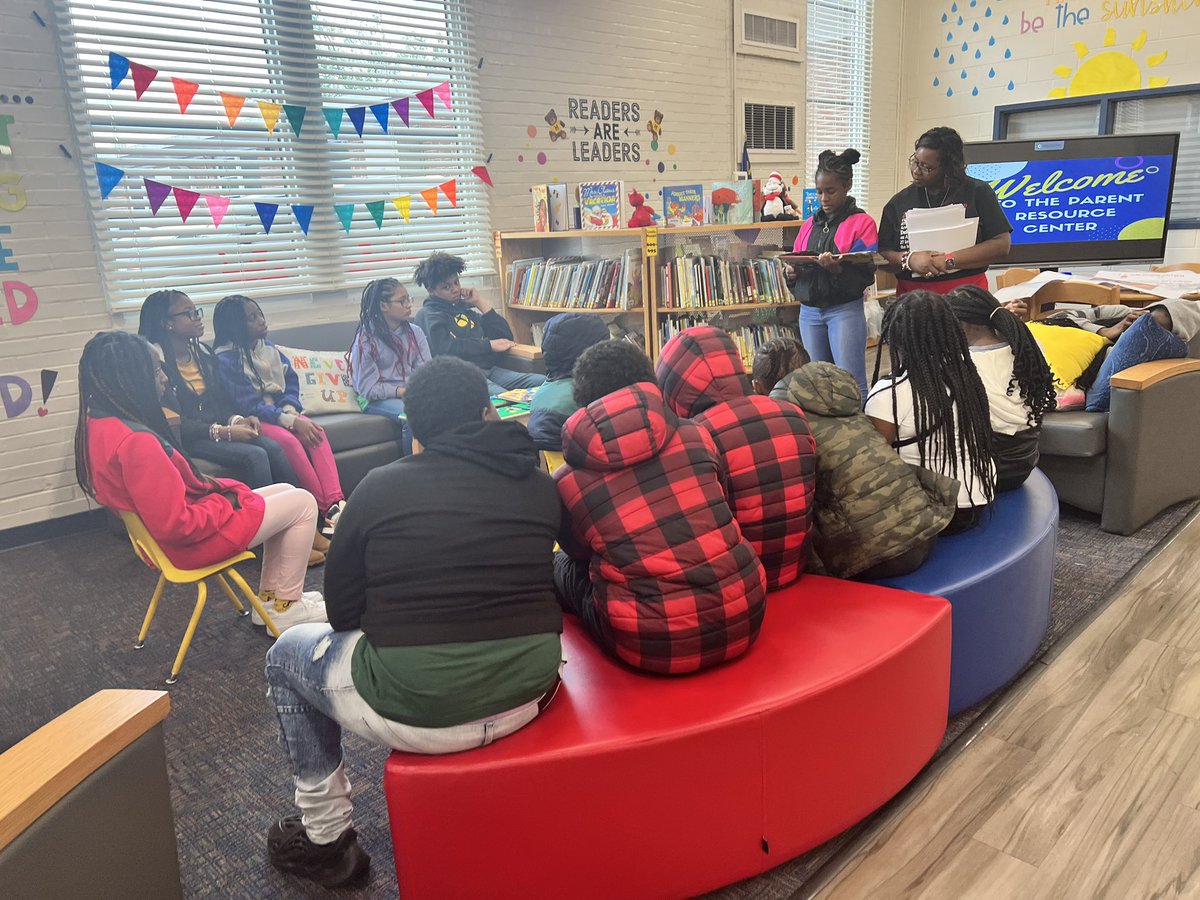 school_moore's tweet photo. We caught this 5th Grade Scholar reading to Ms. Nash’s 5th Grade Class! Of course she earned a Golden Token for the Book Vending Machine🎉✨Way to go, Tahmiya!! We love to see it♥️📘#ReadingMatters #BookLove #BookVendingMachine #ReadingRocks #Rising6thGraders https://t.co/KMxUj0NM9O