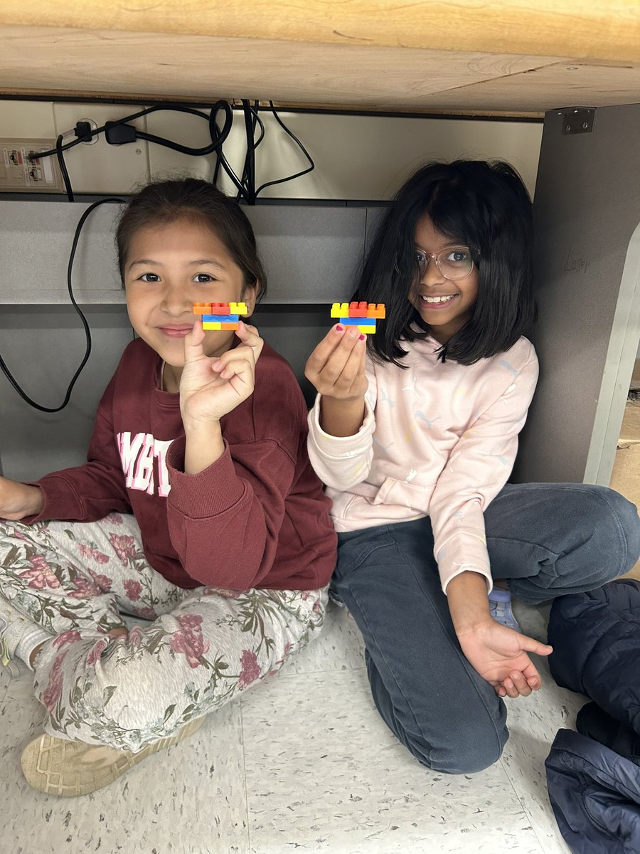 Had an awesome morning with our Computer Science Buddies from <a href="/RiversideLCPS/">Riverside HS</a> learning about loops and conditionals using Legos! So proud of all the 5 C’s I saw the kids using during this unplugged CS activity! #computerscience #algorithm #communication #collaboration
