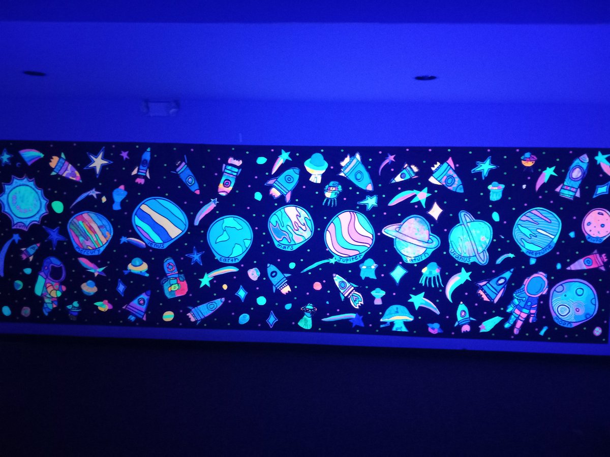 YESjrjags's tweet photo. Thank you, Ms. Harris, for putting together the amazing Glow Show during YES Bring Your Parent to School Night. @getreadytoARTY @FCSchoolsNC https://t.co/KnfAc3RJq2