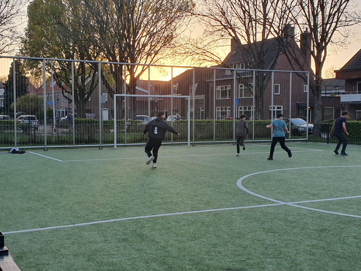 present in de wijk. #straatwerk meteen ff een potje mee voetballen, daarna door naar de hotspots. #jongerenwerk #rnewt