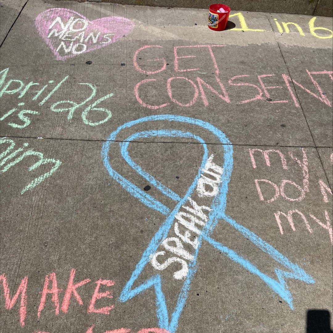 nycendgbv's tweet photo. 🎈Our SIFJC started off DENIM DAY Staten Island in denim with colored chalk, sharing positive messages and resources, and got ready to #TakeSpaceMakeSpaceNYC &amp; elevate the voices of survivors of SV! #svam #sexualviolence #consent #awarenesshelphope @CHASINYC @DenimDayNYC https://t.co/ZS7spSmsfO