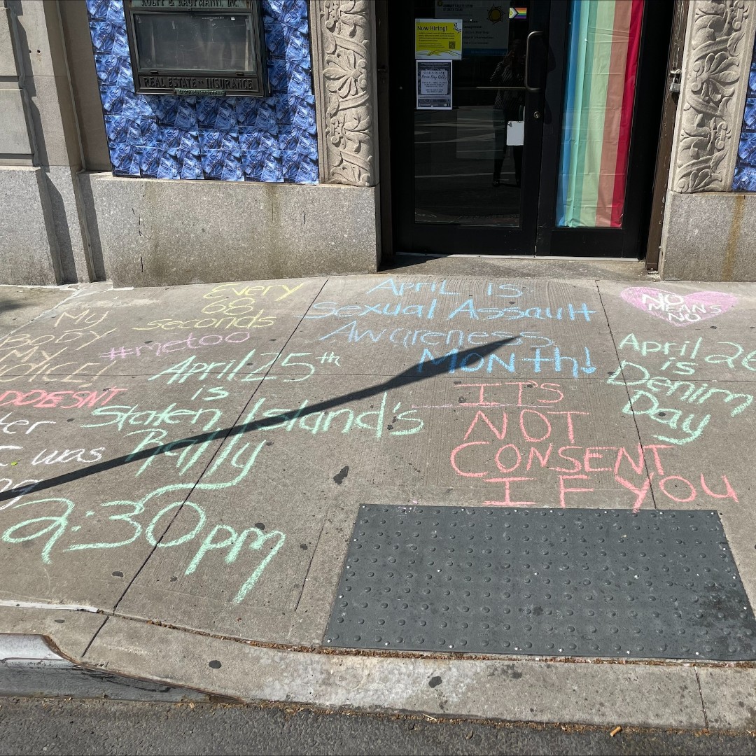 nycendgbv's tweet photo. 🎈Our SIFJC started off DENIM DAY Staten Island in denim with colored chalk, sharing positive messages and resources, and got ready to #TakeSpaceMakeSpaceNYC &amp; elevate the voices of survivors of SV! #svam #sexualviolence #consent #awarenesshelphope @CHASINYC @DenimDayNYC https://t.co/ZS7spSmsfO