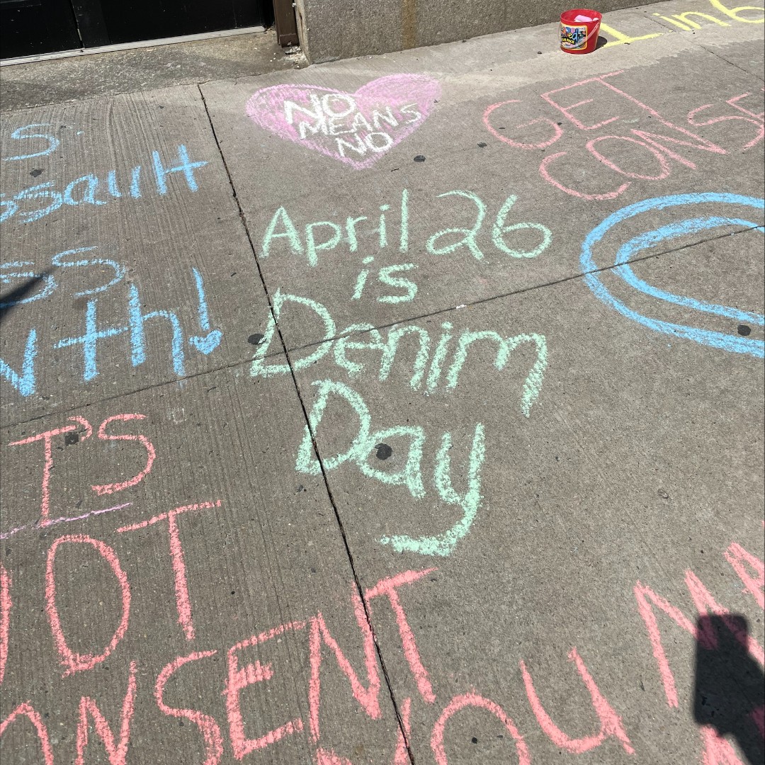 nycendgbv's tweet photo. 🎈Our SIFJC started off DENIM DAY Staten Island in denim with colored chalk, sharing positive messages and resources, and got ready to #TakeSpaceMakeSpaceNYC &amp; elevate the voices of survivors of SV! #svam #sexualviolence #consent #awarenesshelphope @CHASINYC @DenimDayNYC https://t.co/ZS7spSmsfO