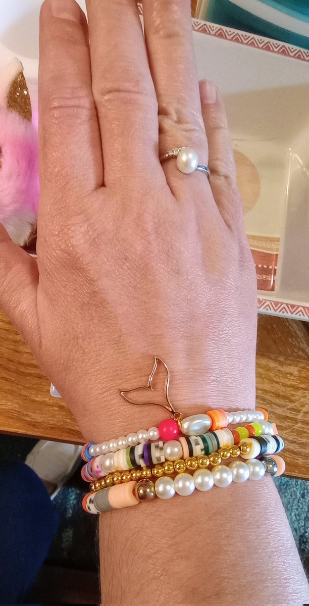 Bowl of beads turned into an adorable little bracelet . 

🍍🌻🍍🌻🍍🌻🍍🌻🍍🌻🍍🌻🍍🌻🍍

#bracelets #elasticbracelets #beads #fauxpearls #heshibeads #handmadejewelry #heshibracelet