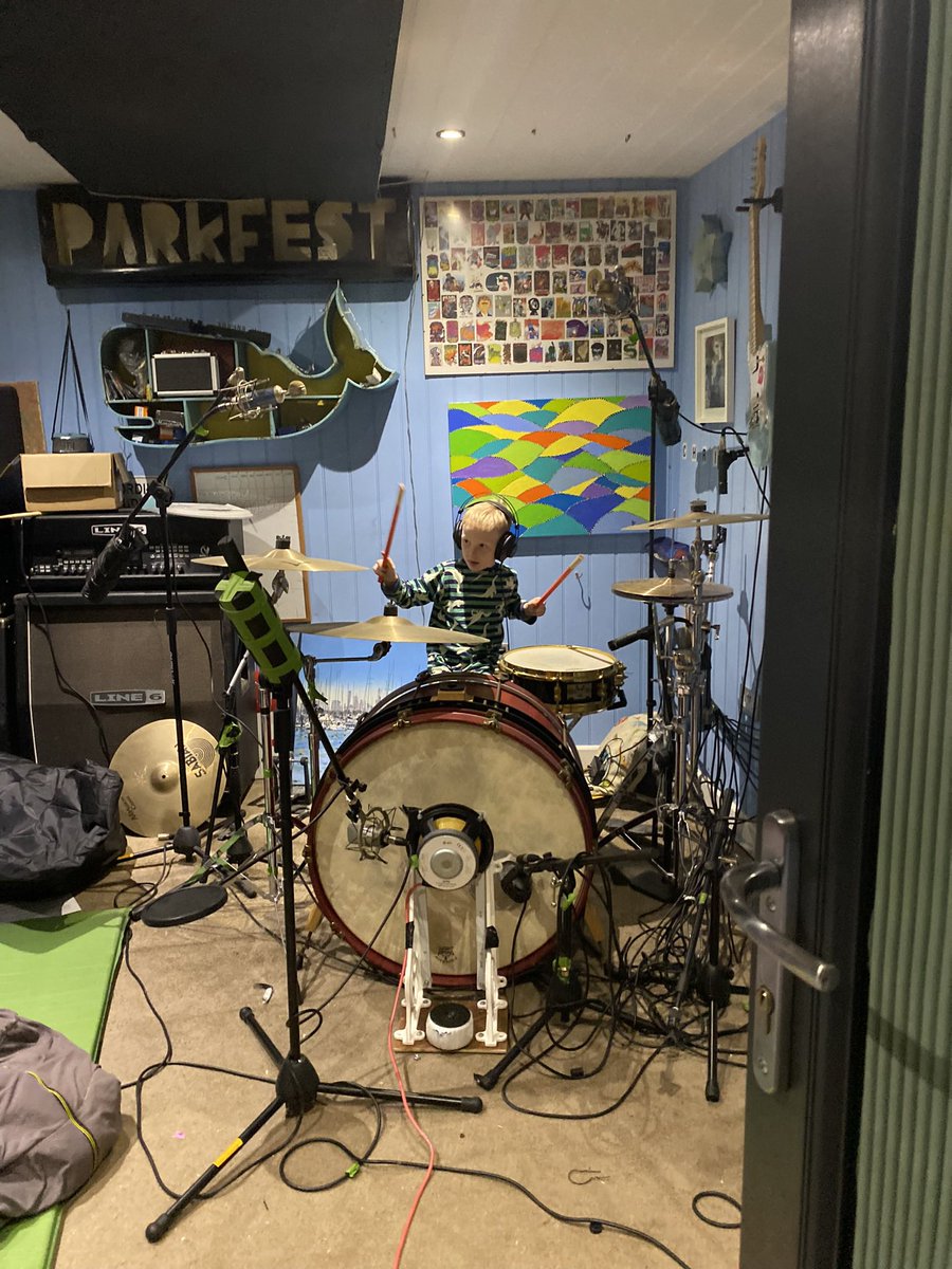 AndrewHallam5's tweet photo. @baronlane @tapehead81 @elegantfowl @nickcraske @MattEagles I’ve got us covered, incidentally if anyone was wondering (I know you’re not lol) my bass drum is a 28” le soprano, hand built in Italy, built for silverchair, it was used on their diorama album, I bought it off their drummer . It’s epic. That’s my son in the pic https://t.co/ApL8Nt3PNA