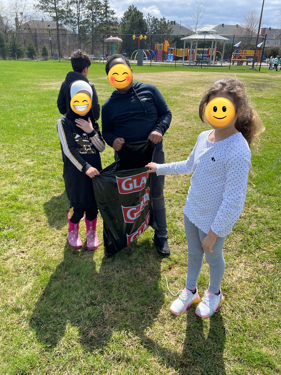 Some awesome Grade 4s took part in #CleaningUpTheCapital today🌎 <a href="/ThomasMoreOCSB/">St. Thomas More School</a> <a href="/OttCatholicSB/">Ottawa Catholic School Board</a>