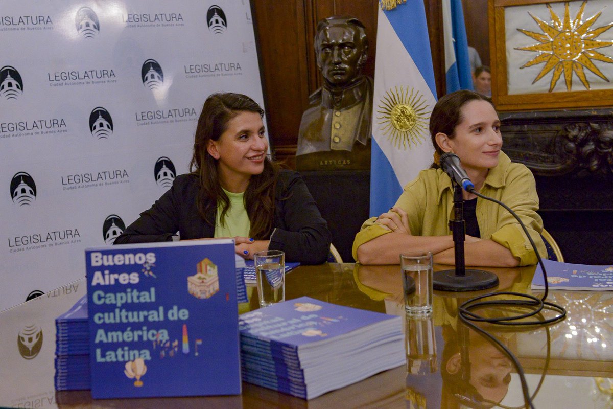 Hoy presentamos este libro hermoso sobre la mejor ciudad del mundo que hicimos para @InproturArg, con un montón de capas totales y bajo la dirección de @Volquetere y @angulita 🤍🇦🇷