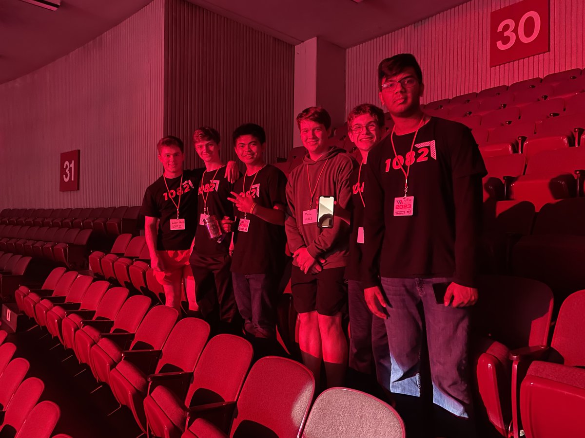 lovejoyrobotics's tweet photo. Time for the opening ceremony at the VEX Robotics World Championship! #VEXWorlds #LovejoyRobotics #OneHeartOneLovejoy https://t.co/eZoMsiTVj7