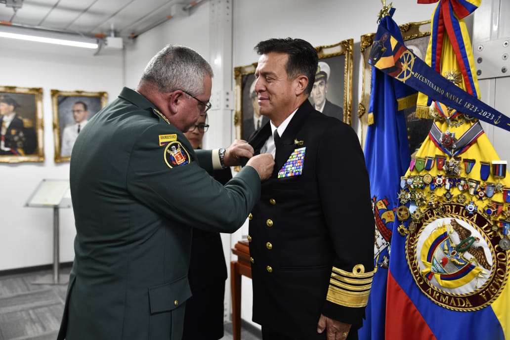 COMANDANTE_ARC's tweet photo. Con orgullo recibo por parte del señor #GeneralGiraldo Cdte de las @FuerzasMilCol el distintivo de Comandante Armada Nacional que representa el liderazgo y reviste el honor que conlleva la responsabilidad de guiar a los #MarinosDeColombia e #InfantesDeMarina de la @ArmadaColombia https://t.co/lZtZIxoaEc