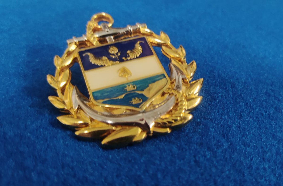 COMANDANTE_ARC's tweet photo. Con orgullo recibo por parte del señor #GeneralGiraldo Cdte de las @FuerzasMilCol el distintivo de Comandante Armada Nacional que representa el liderazgo y reviste el honor que conlleva la responsabilidad de guiar a los #MarinosDeColombia e #InfantesDeMarina de la @ArmadaColombia https://t.co/lZtZIxoaEc