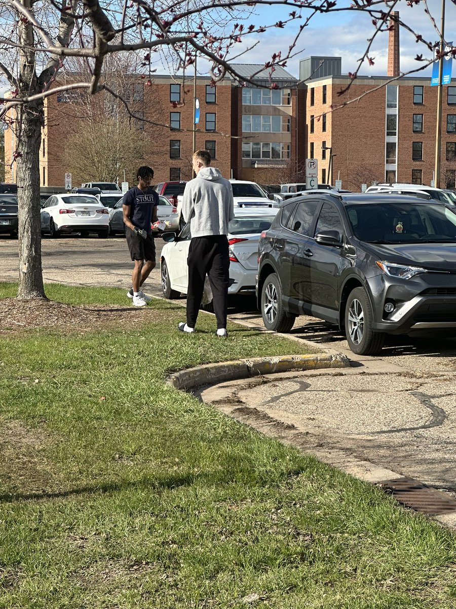 stout_mbb's tweet image. Serving our campus community! #Cleanit
