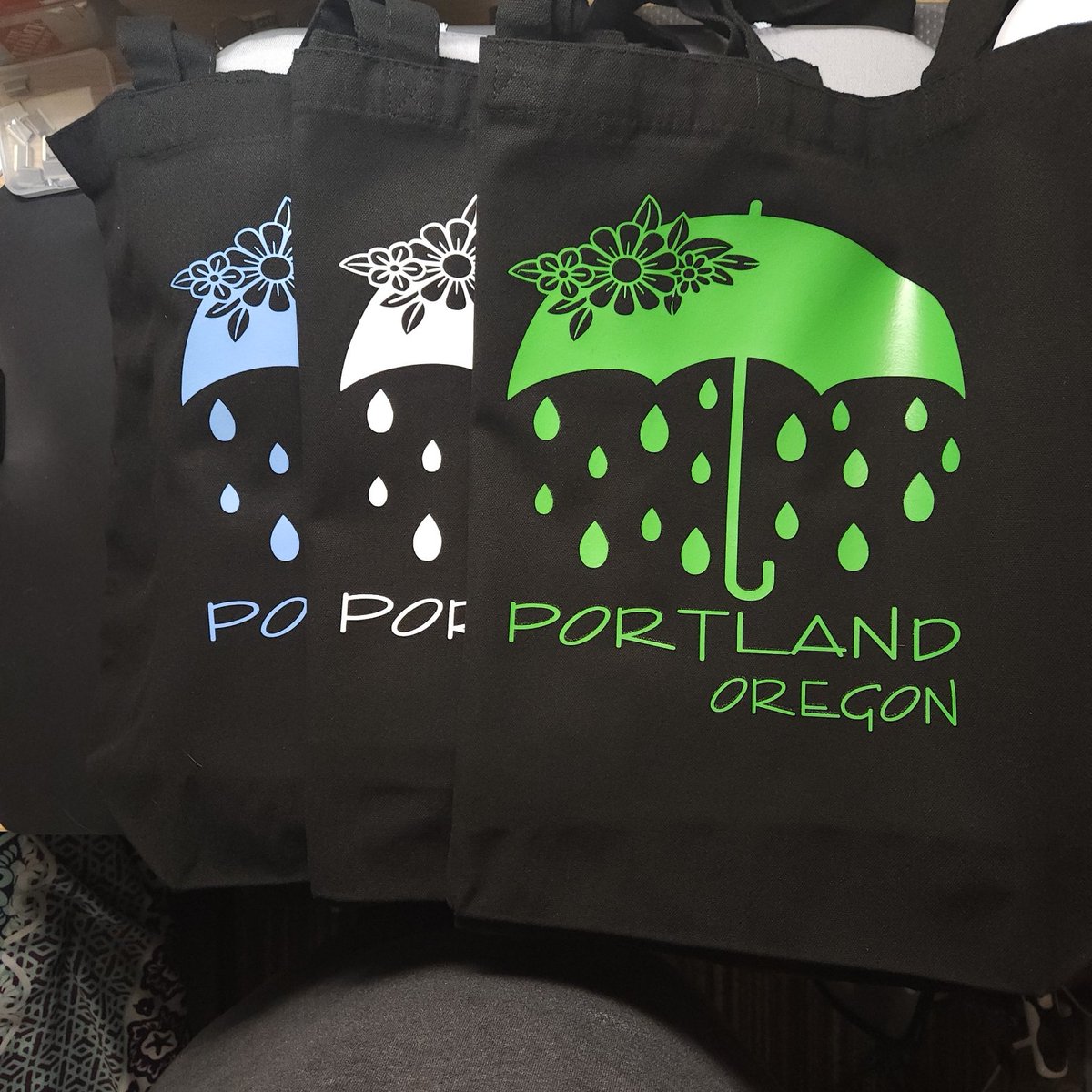 GemStoneDecals's tweet image. This was a fun decal to make,  I used HTV and put it on some of my grocery bags I will be selling here soon. #crafting  #HTVRONT  #heatpressing