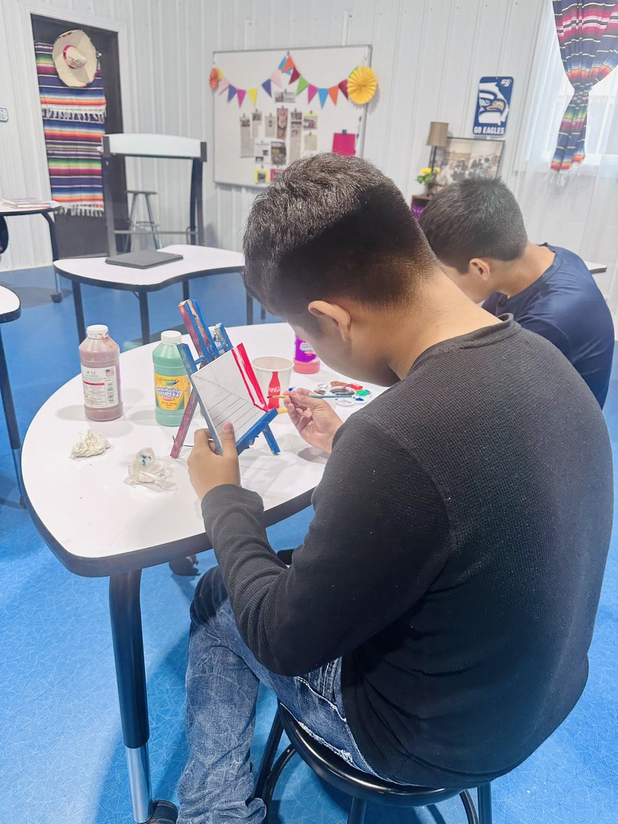 DRCLAUDIAMTZ1's tweet image. Getting ready for the ArtFest at TCHS👨‍🎨🎨#MultilingualProgram #TheWarriorway #NTMS