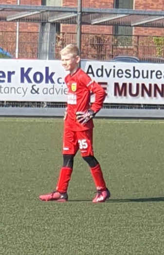 ff_sds's tweet photo. Melle Terpstra spilet no noch by SDS JO11, mar mei it folgend seizoen probearje by sc Cambuur JO12. Hjir binne wy tige grutsk op en wy winskje him in protte súkses! https://t.co/Kd2xHjT3Pi #ForzaSDS #ForzaSCC @SCCambuurLwd https://t.co/ccWcBrxbQx
