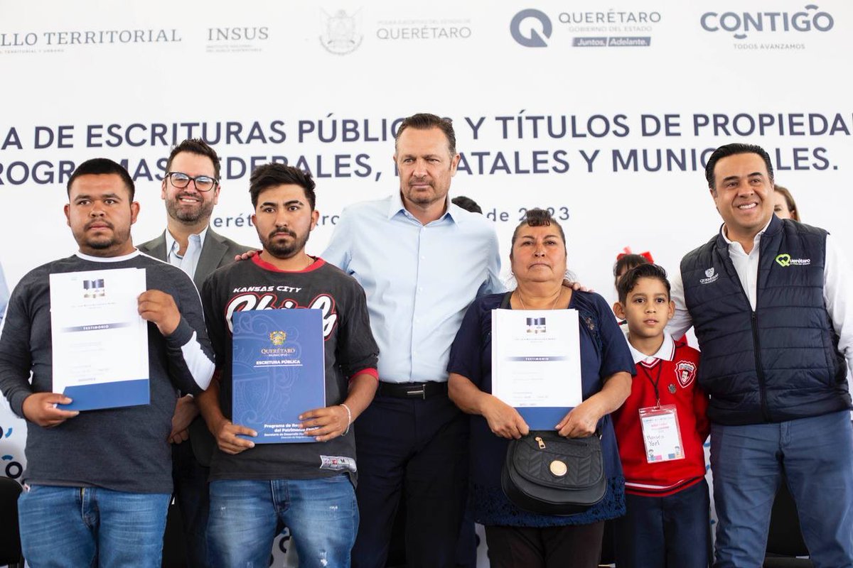 gobqro's tweet photo. Hoy más de 700 familias de todo el estado, ya cuentan con la certeza de su patrimonio. 🙌 Les entregamos sus escrituras a los beneficiarios del programa, gracias a la coordinación efectiva entre los gobiernos federal, estatal y municipal. 

¡#CONTIGO, mejoramos tu calidad de vida!

https://t.co/AtcQm64CSE