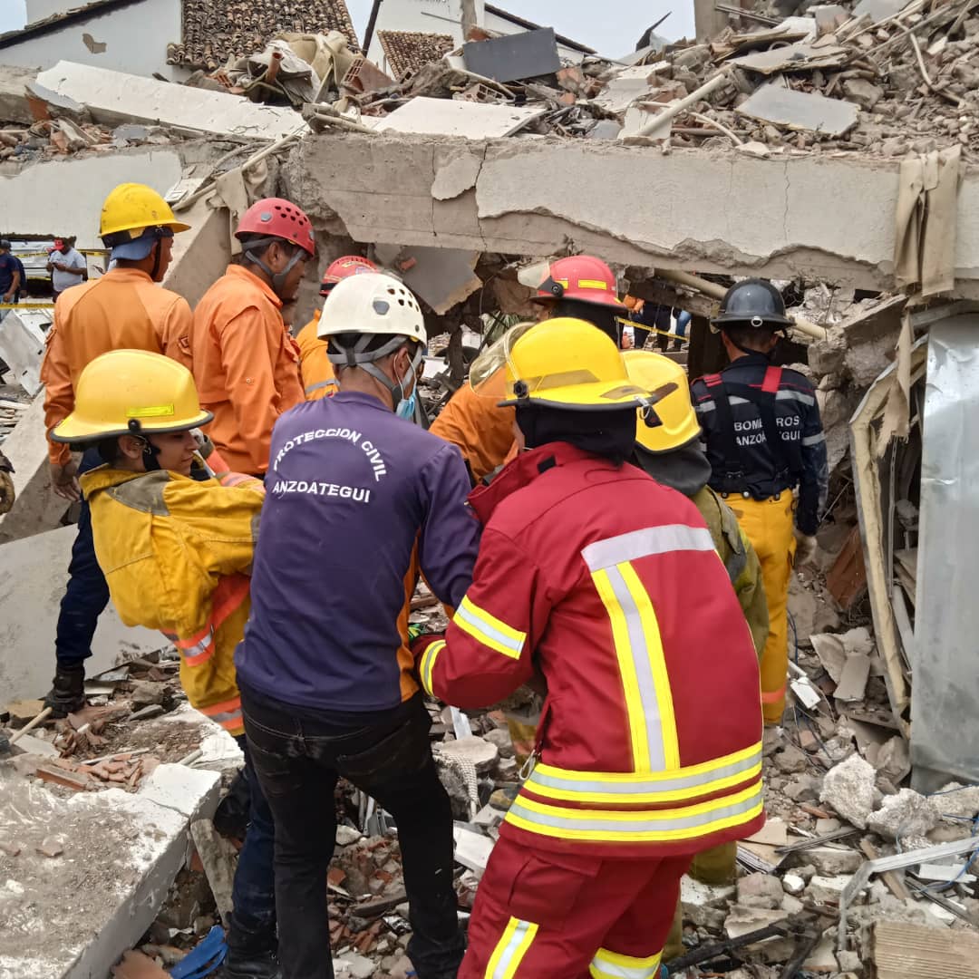 bomberos_anz's tweet photo. Prensa Sigraed | Continúan las actividades en las adyacencias de la Villa 22 del Sector "Pueblo Viejo" en el Municipio Sotillo. 
-
#Lecheria #Anzoategui #BomberosAnzoategui https://t.co/eIJqP01Ymb