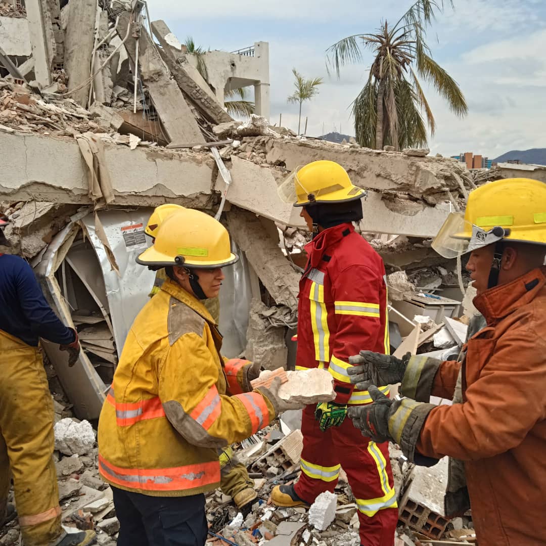 bomberos_anz's tweet photo. Prensa Sigraed | Continúan las actividades en las adyacencias de la Villa 22 del Sector "Pueblo Viejo" en el Municipio Sotillo. 
-
#Lecheria #Anzoategui #BomberosAnzoategui https://t.co/eIJqP01Ymb