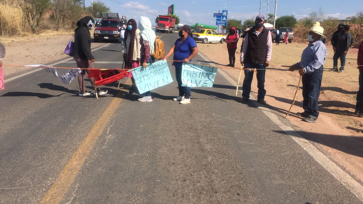 CNI_Mexico's tweet photo. Bloqueo carretero en la jornada de los 13 años de impunidad en
El asesinato de Bety y Jyri, en la carretera intermixteca, a la altura de agua dulce, Huajuapan de León, Oaxaca.

https://t.co/Nt2ss9WpV9 https://t.co/9qs0lCjciI
