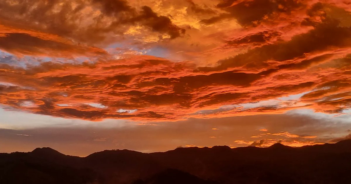 elkinhernanha's tweet photo. Brutal atardecer hoy martes en este Valle de Aburrá. Los regalos para disfrutar que nos regala la maravillosa naturaleza. #atardecer #ocaso #medellin #antioquia #colombia #sunset #crepusculo https://t.co/HsArzD7pMW