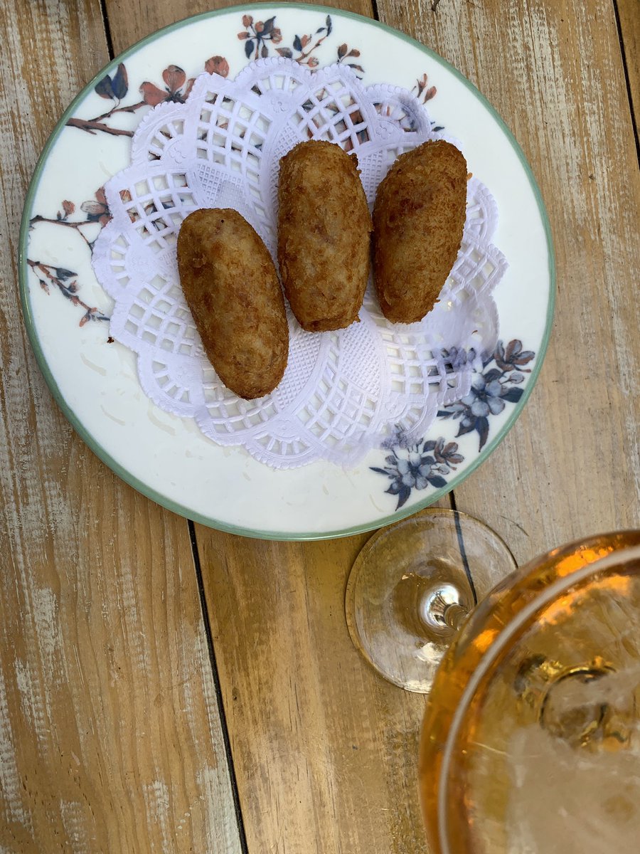 namnamBCN's tweet photo. Qué bonito reencontrarme con espacios hoy. Algunos en mejores condiciones que otros. Se nota la pandemia. En las raciones, en las reglas, en los precios, en el cansancio, en los sabores. Qué bello siempre es estar de vuelta. Gracias, #Barcelona. #Testimolt https://t.co/aR98KG0TEc