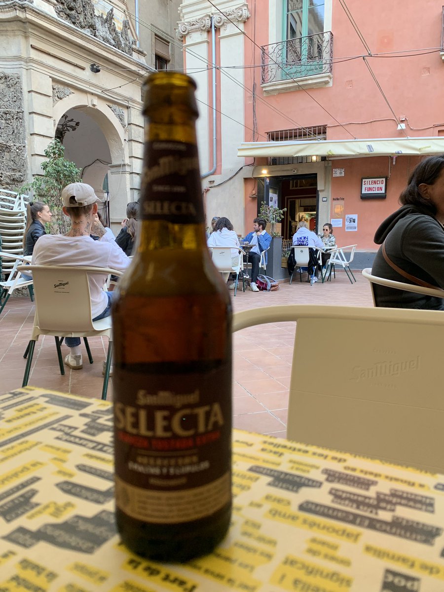 namnamBCN's tweet photo. Qué bonito reencontrarme con espacios hoy. Algunos en mejores condiciones que otros. Se nota la pandemia. En las raciones, en las reglas, en los precios, en el cansancio, en los sabores. Qué bello siempre es estar de vuelta. Gracias, #Barcelona. #Testimolt https://t.co/aR98KG0TEc