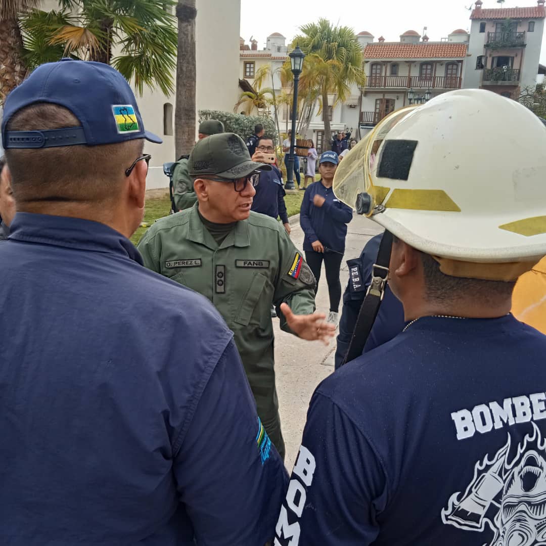 bomberos_anz's tweet photo. Al lugar asistió también el General de División, comandante Zodi 51, Pérez La Rosa, quien se reunió con todos los directivos de los organismos para plantear y especificar todas las directrices en el proceso de investigación .
- Estatus en Proceso... https://t.co/ywOa9WNPep