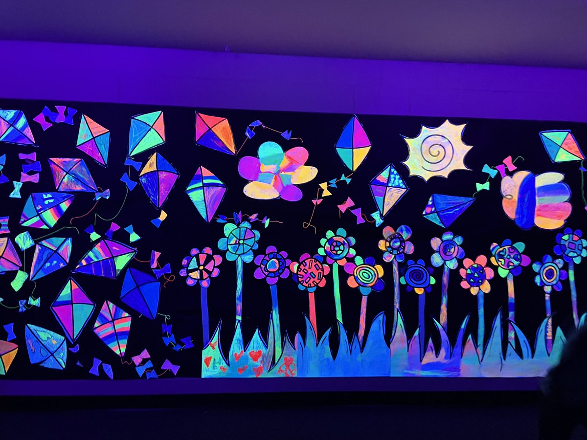 msahanson's tweet photo. YES had a great turn out for Bring Your Parent to School Night! There was an awesome Glow in the Dark art show, STEM activities and classroom sessions! @YESjrjags @FCSchoolsNC https://t.co/M9xIrKmQ1l