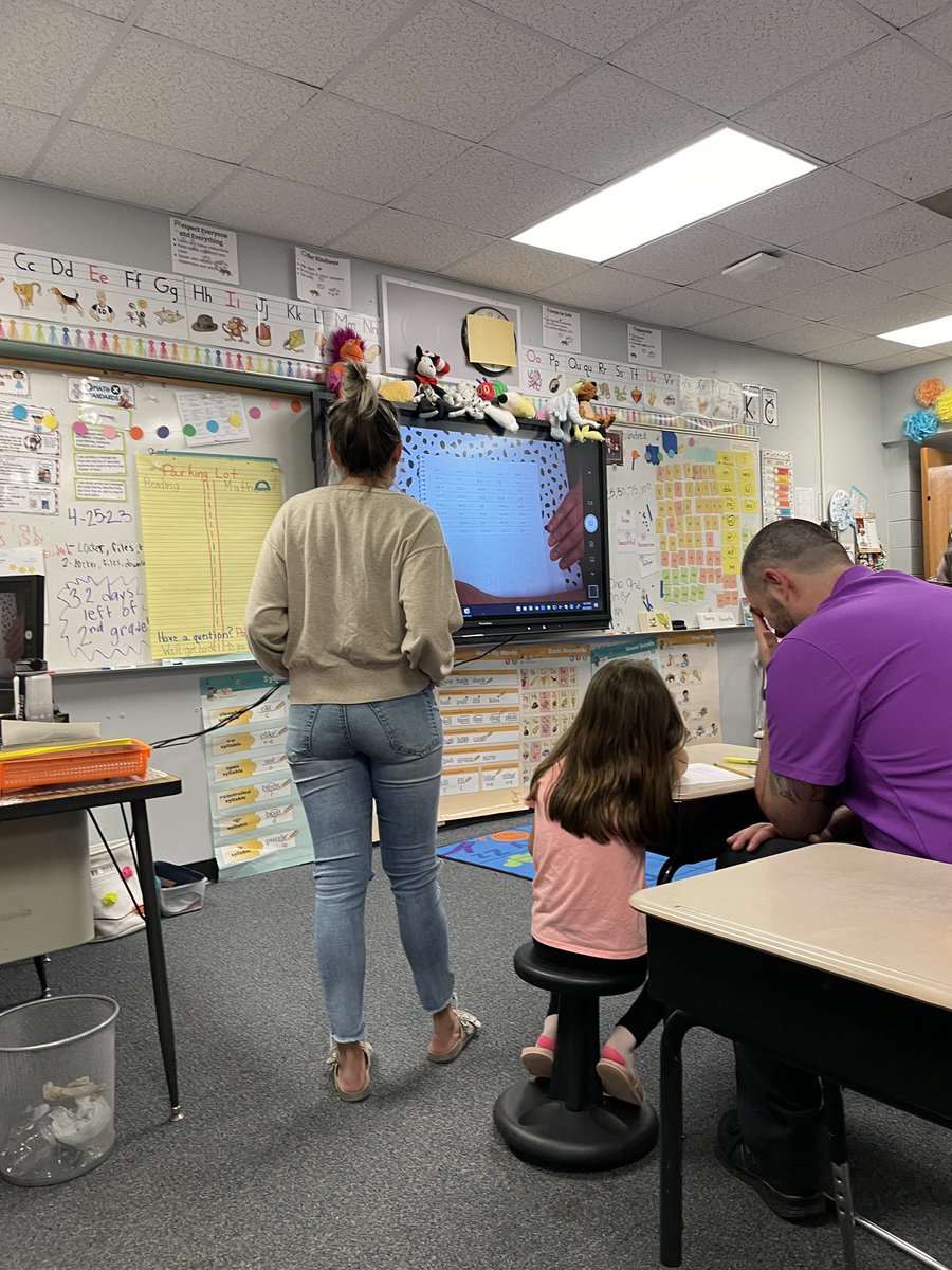 msahanson's tweet photo. YES had a great turn out for Bring Your Parent to School Night! There was an awesome Glow in the Dark art show, STEM activities and classroom sessions! @YESjrjags @FCSchoolsNC https://t.co/M9xIrKmQ1l
