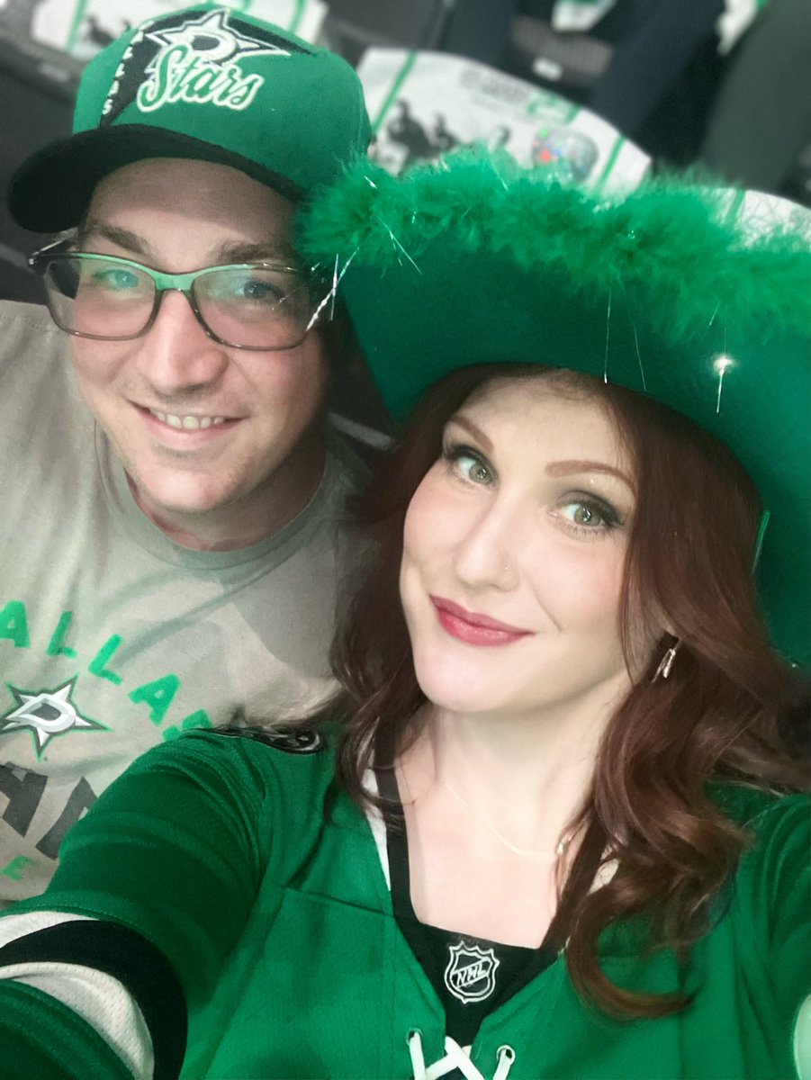 We are a hockey family 30 years stony! Glad to finally be at playoffs with my brother! #TexasHockey @DallasStars #gostarsgo #onestateoneteam #StanleyCupPlayoffs