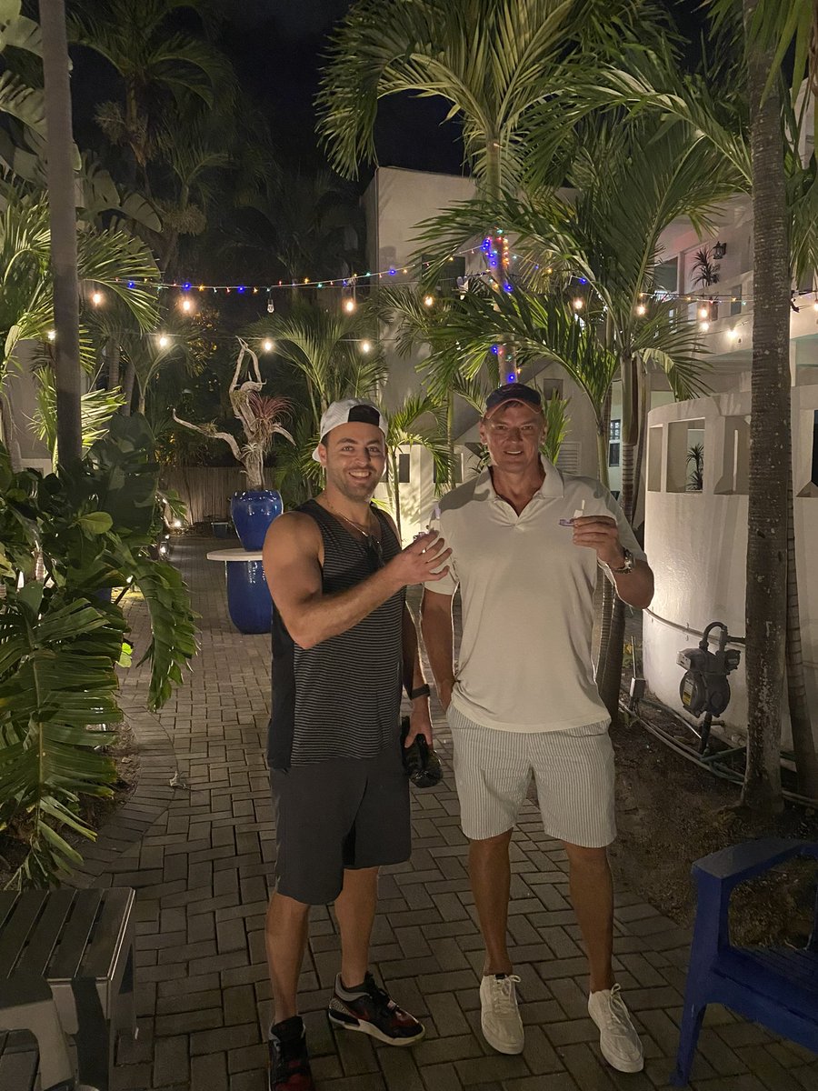 It's been a few years since my #afrezza mentor <a href="/afrezzauser/">Afrezzauser</a> and I got to meet up. South beach ! 

He taught me so much on how to use this super fast insulin.  Afrezza is a pyramid shift and it's not your old slow insulin that sadly most diabetics still use. 
 
Afrezza = fast