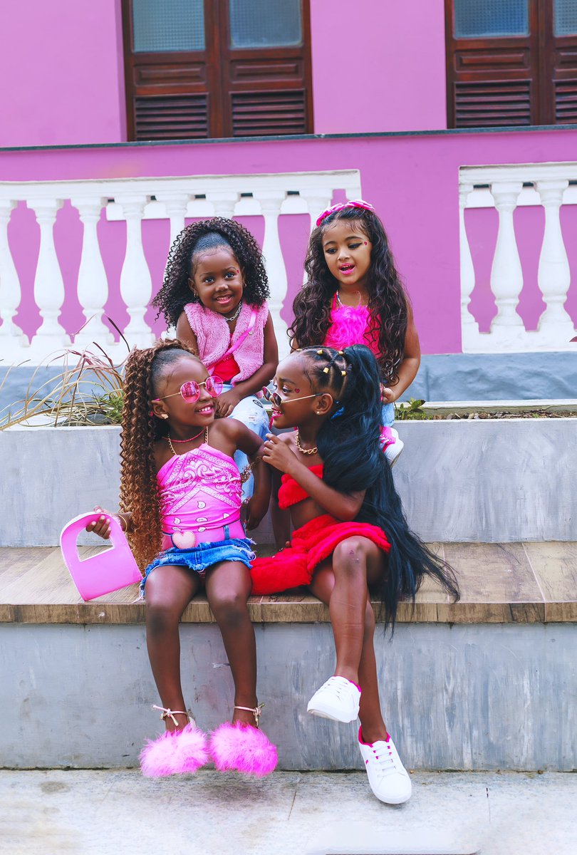 Rwalkers's tweet photo. Fotografei as Barbies da vida real !! https://t.co/QvWz3lRBs2