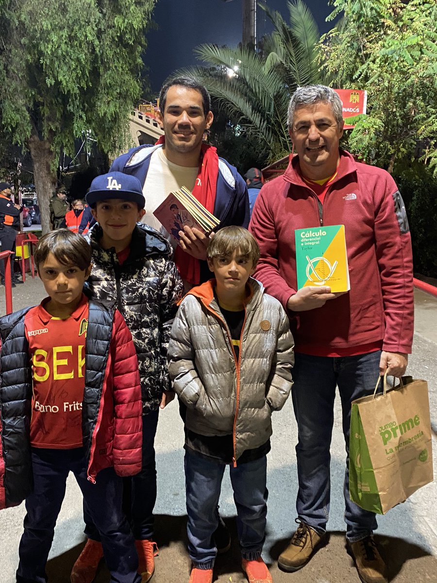 fpertenencia's tweet photo. GRACIAS TOTALES 📚🔥

La actividad de donación de libros fue un éxito total y gracias al apoyo de todos los hispanos e hispanas, logramos recolectar un total de 387 libros para los niños y niñas de Independencia 🤩 https://t.co/BzMzuynUDj