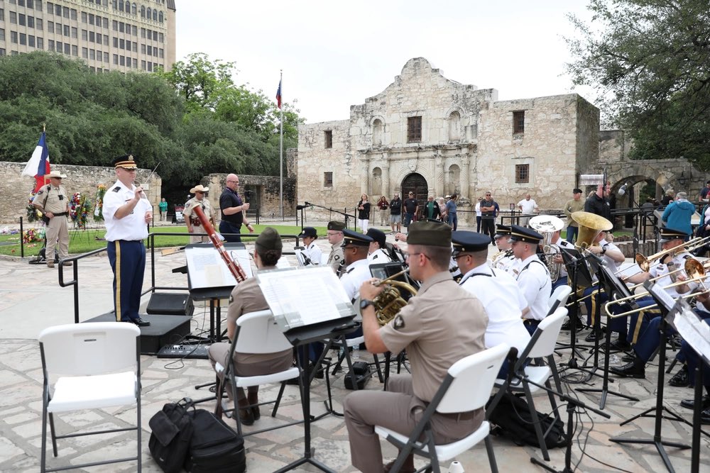 SAN ANTONIO, Texas – U.S. Army North (5th Army) Lt. Gen. John R. Evans Jr., U.S. Army North’s commanding general, hosted the Army Day at the Alamo as part of 2023 Fiesta San Antonio on Tuesday, April 25. #vivafiesta #BeAllYouCanBe 

dvidshub.net/news/443358/us…
