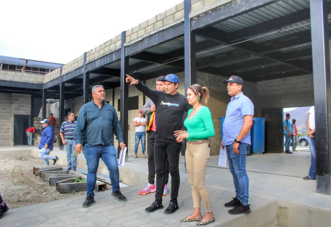 josemvasquez's tweet photo. ¡La Escuela de Talento Deportivo de San Juan de los Morros va muy bien! Lleva un 85% de ejecución. Una obra importante para el desarrollo académico y deportivo de nuestros jóvenes guariqueños. ¡La educación es el futuro de la Patria! https://t.co/fglr79CHNV